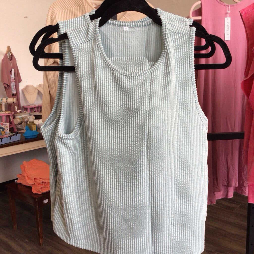 Sleeveless tank and shorts med